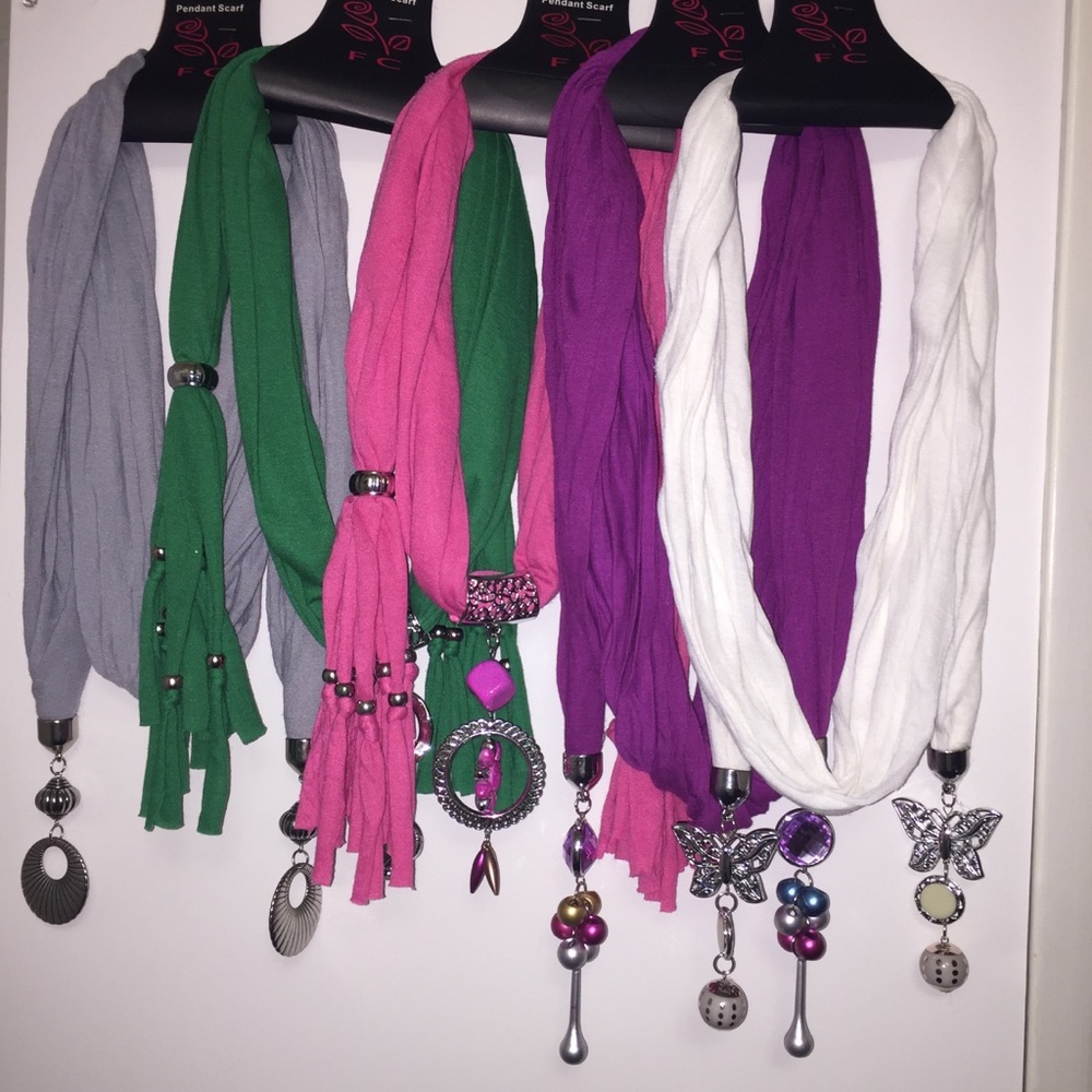 Wholesale 5 Pendant Necklace Scarf with Jewelry